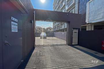 駐車場の出入り口（リングシャッター付き）