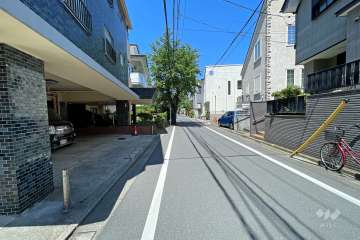 敷地東側の前面道路