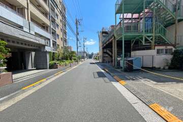 敷地西側の前面道路（北側から）