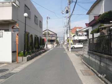 周辺はマンションと一戸建てが混在する住宅地です。