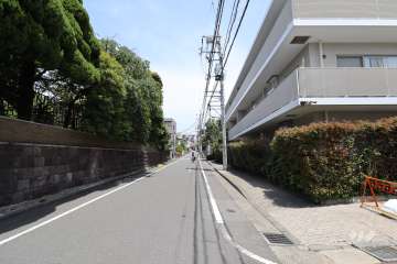 敷地西側の前面道路（南側から）