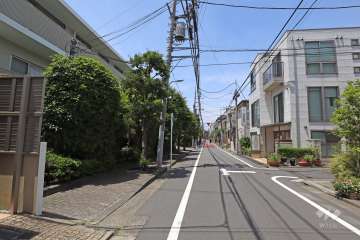 敷地北側の前面道路（東側から）