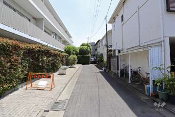 敷地南側の前面道路（西側から）