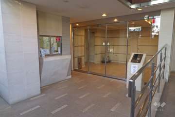 エントランスはオートロック付きです。