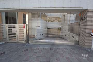 地下駐車場の出入り口（リングシャッター付き）