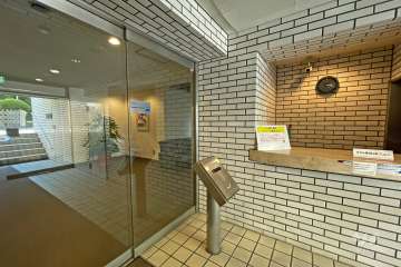 エントランスはオートロック付きです。