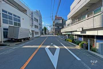 敷地西側の前面道路（南側から）