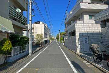 敷地北側の前面道路（西側から）
