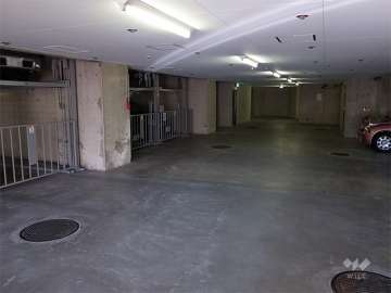 地階にある敷地内駐車場