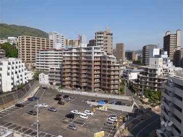 周辺はマンションが多く立ち並ぶ住宅地です。