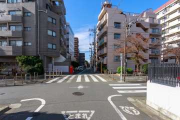 敷地の北西側の前面道路
