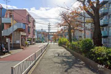 敷地の南西側の前面道路