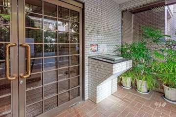 エントランスはオートロック付きです。