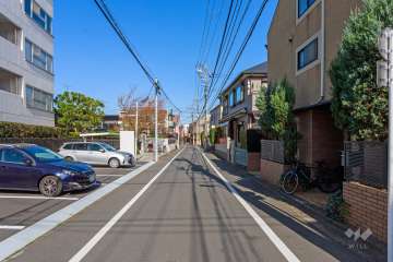 敷地東側の前面道路（南側から）
