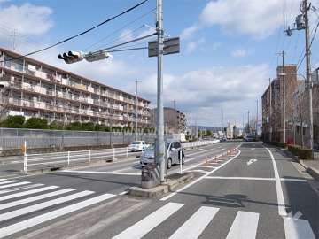 敷地南側は4車線のバス通りに面してます。