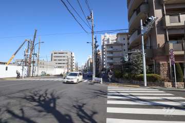 敷地北側の前面道路（目黒通り）