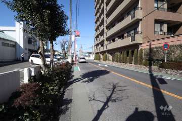 敷地西側の前面道路