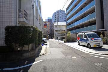 敷地南西側の前面道路(北西側から)