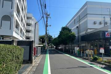 敷地西側の前面道路