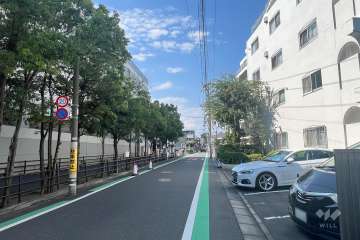 敷地西側の前面道路