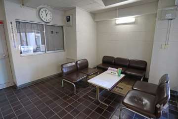 エントランスホールには談話スペースが設けられています。