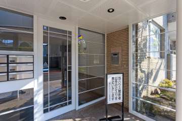 エントランスはオートロック付きです。