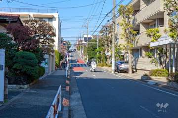 敷地西側の前面道路