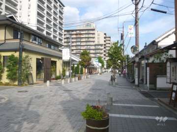 敷地の北側は商店が並ぶ風情のある通りです。