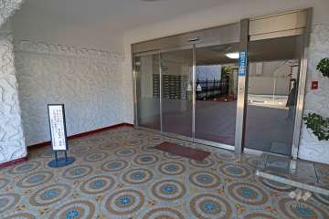 エントランスは夜間オートロック付きです。