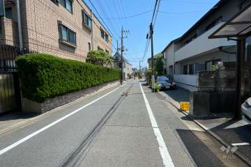 敷地西側の前面道路