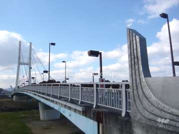 神津大橋の交差点が目の前にあります