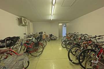 屋内に設けられた駐輪場