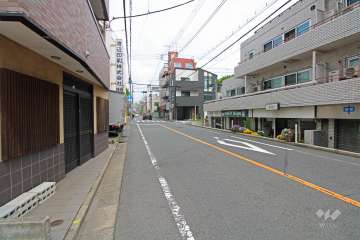 敷地の東側前面道路は中根小通りです（南側から）。
