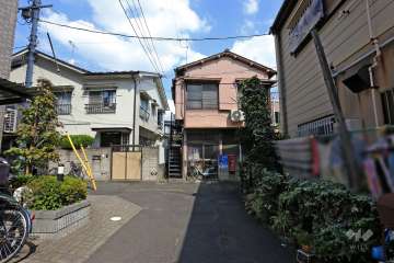 敷地南東側の前面道路（南西側から）