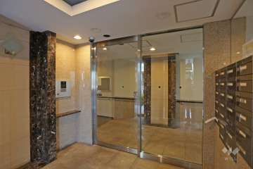 エントランスはオートロック付きです。