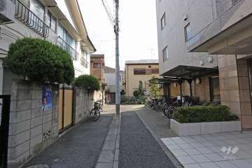 敷地北東側の前面道路（北西側から）