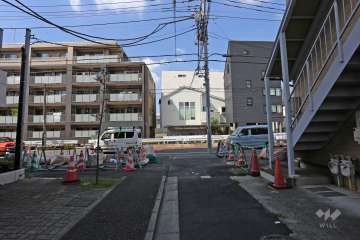 敷地北東側の前面道路（南東側から）