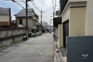 敷地の東側前面道路（北側から）