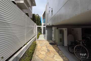 西エントランスアプローチ