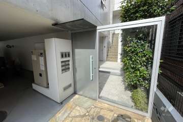 東エントランス