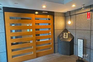 エントランスはオートロック付きです。