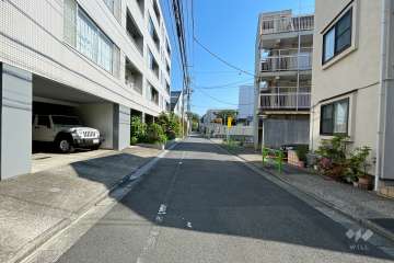 敷地西側の前面道路