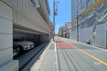 敷地西側の前面道路（北側から）