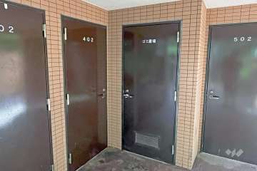 トランクルームとゴミ置き場入り口