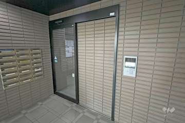 エントランスはオートロック付きです。