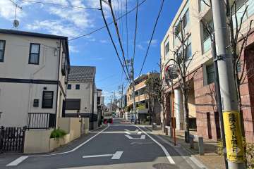 敷地南東側の前面道路（北東側から）