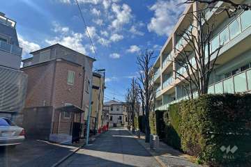 敷地東側の前面道路（北側から）