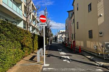 敷地東側の前面道路（南側から）