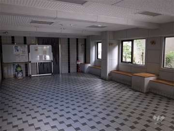 エントランスホールは広々としたスペースです。