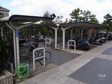 駐輪場とバイク置き場